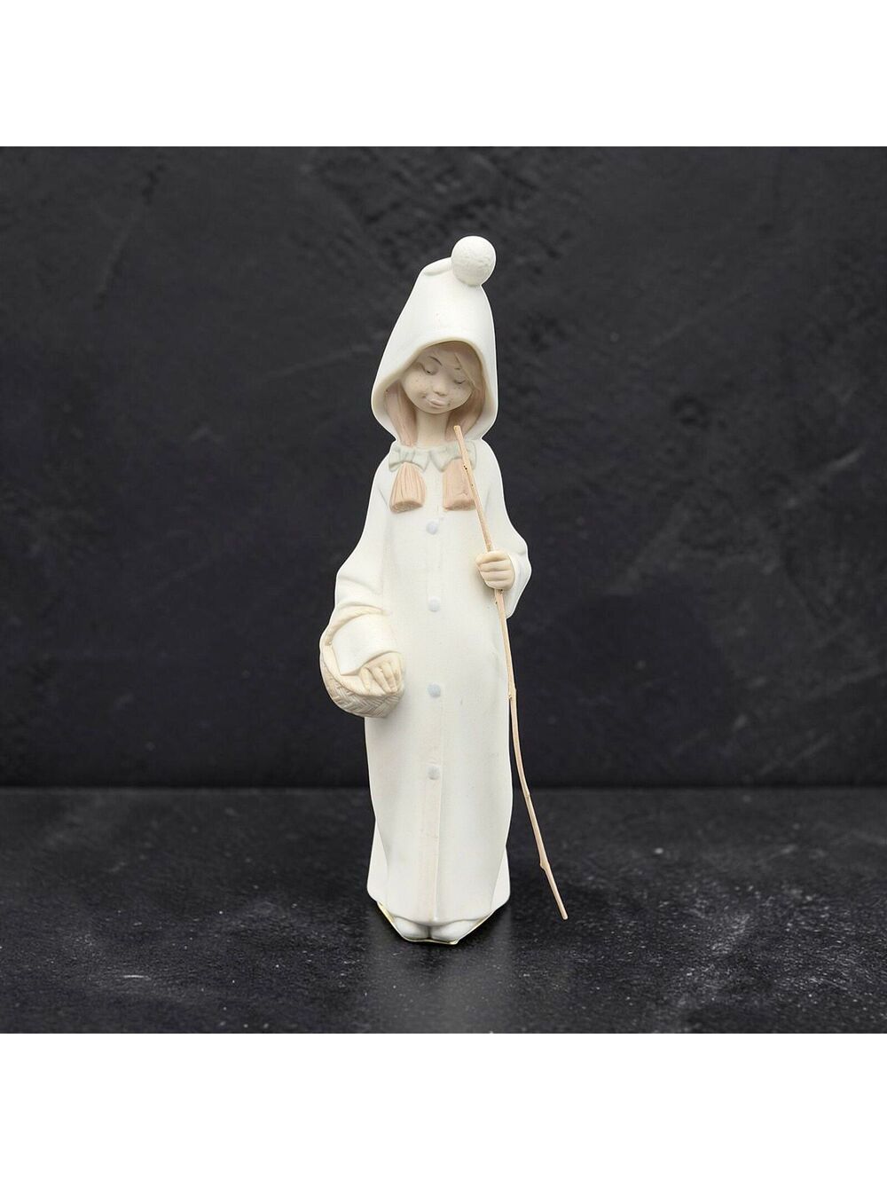 Vtg Lladro 4678 Girl With Basket Shepherdess Matte Porcelain Figurine Spain 8.5"